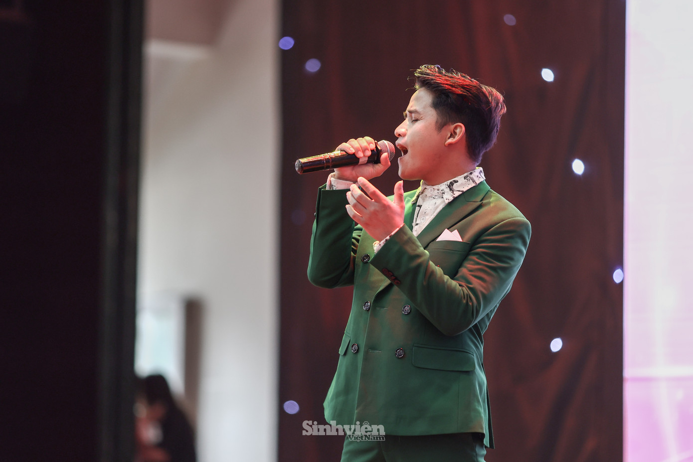 Nhà báo Lê Minh Toản - Phó Tổng Biên tập Báo Tiền Phong bày tỏ sự ấn tượng với giọng ca nội lực của nam ca sĩ, ông nói: &quot;Tiếng hát của Hồ Văn Kãnh đã làm nóng cả hội trường&quot;.