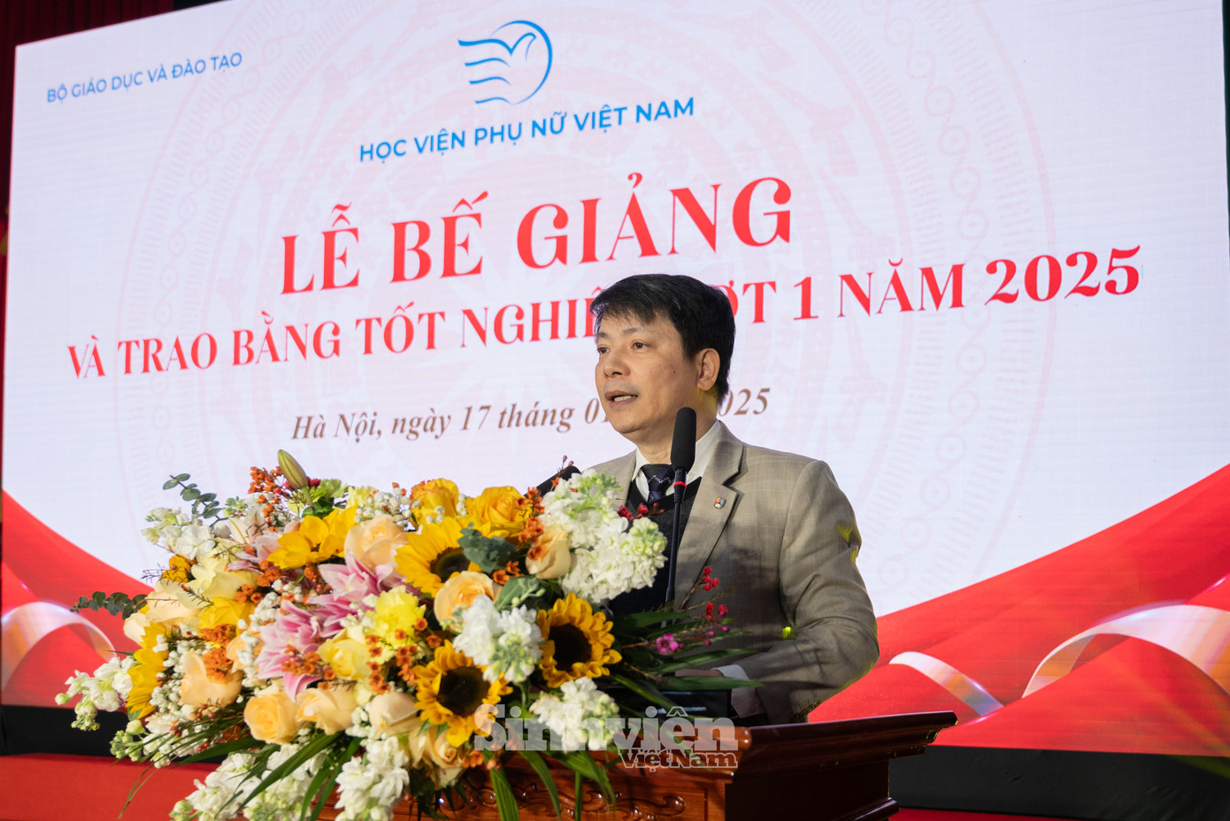 PGS.TS Trần Quang Tiến - Bí thư Đảng ủy, Giám đốc Học viện Phụ nữ Việt Nam nhắn nhủ tới các tân cử nhân, tân thạc sĩ: “Thầy hy vọng các em sẽ tiếp tục phấn đấu, coi dấu mốc tốt nghiệp đại học, tốt nghiệp Thạc sĩ là bước đệm cho chặng hành trình mới không ngừng lao động, không ngừng sáng tạo để đóng góp thiết thực cho sự phát triển của đất nước trong kỷ nguyên mới, kỷ nguyên vươn mình của dân tộc.”