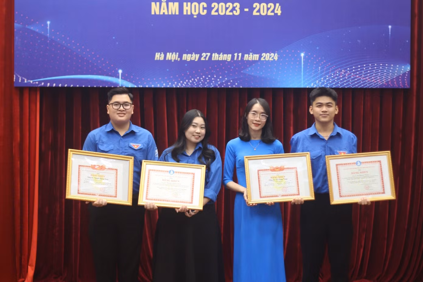Quang Long nhận hai bằng khen từ Thành Đoàn và Hội Sinh viên Thành phố Hà Nội vì những đóng góp tích cực cho phong trào sinh viên và công tác Đoàn - Hội.