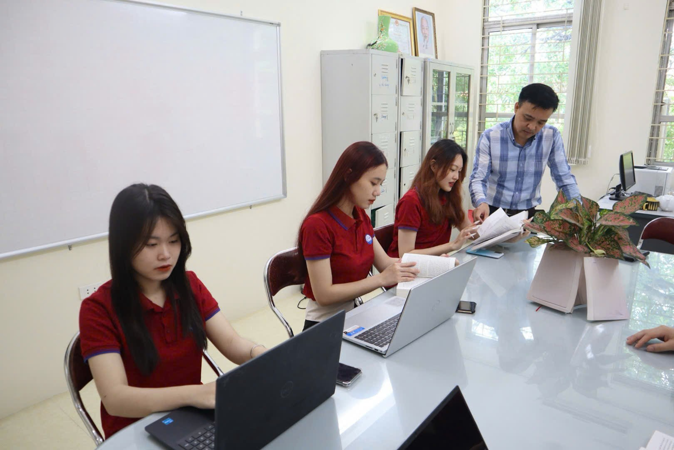 Thanh Thanh (ngoài cùng bên trái) cùng các thành viên Ban Tư vấn pháp luật trong một buổi sinh hoạt tại Văn phòng Thực hành Luật - Khoa Luật và Lý luận chính trị, Trường Đại học Thủy lợi. Thanh Thanh (ngoài cùng bên trái) cùng các thành viên Ban Tư vấn pháp luật trong một buổi sinh hoạt tại Văn phòng Thực hành Luật - Khoa Luật và Lý luận chính trị, Trường Đại học Thủy lợi.