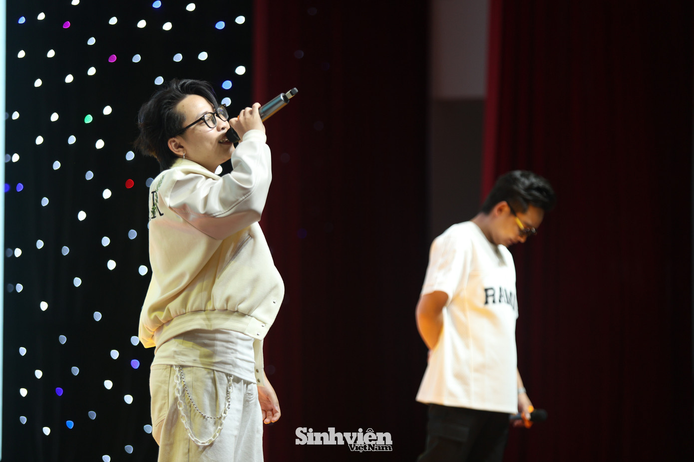 Không làm khán giả thất vọng, Xuân Đức và Kuun Đức Nam đã mang đến những bản hit quen thuộc, khuấy động toàn bộ hội trường. Với phong cách trình diễn tự tin, lôi cuốn và sự kết hợp ăn ý, hai ca sĩ đã dẫn dắt khán giả đi qua nhiều cung bậc cảm xúc.