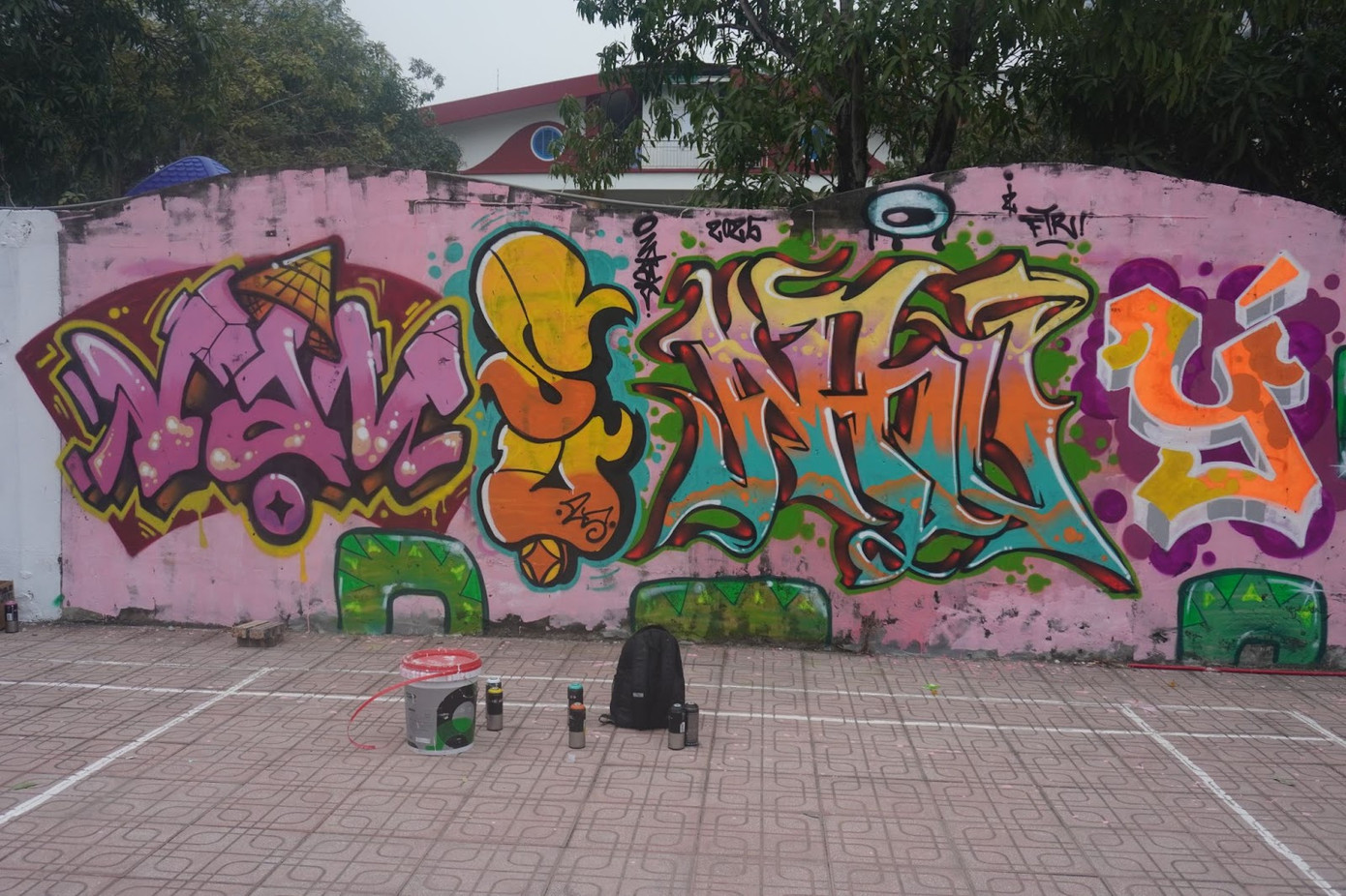 Những bức tranh graffiti đầy màu sắc đã biến bức tường cũ của trường mẫu giáo Lê Quý Đôn thành một tác phẩm nghệ thuật đón Xuân.