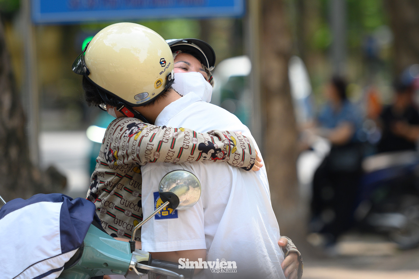 Những chiếc ôm động viên các sĩ tử sau ngày thi đầu tiên.