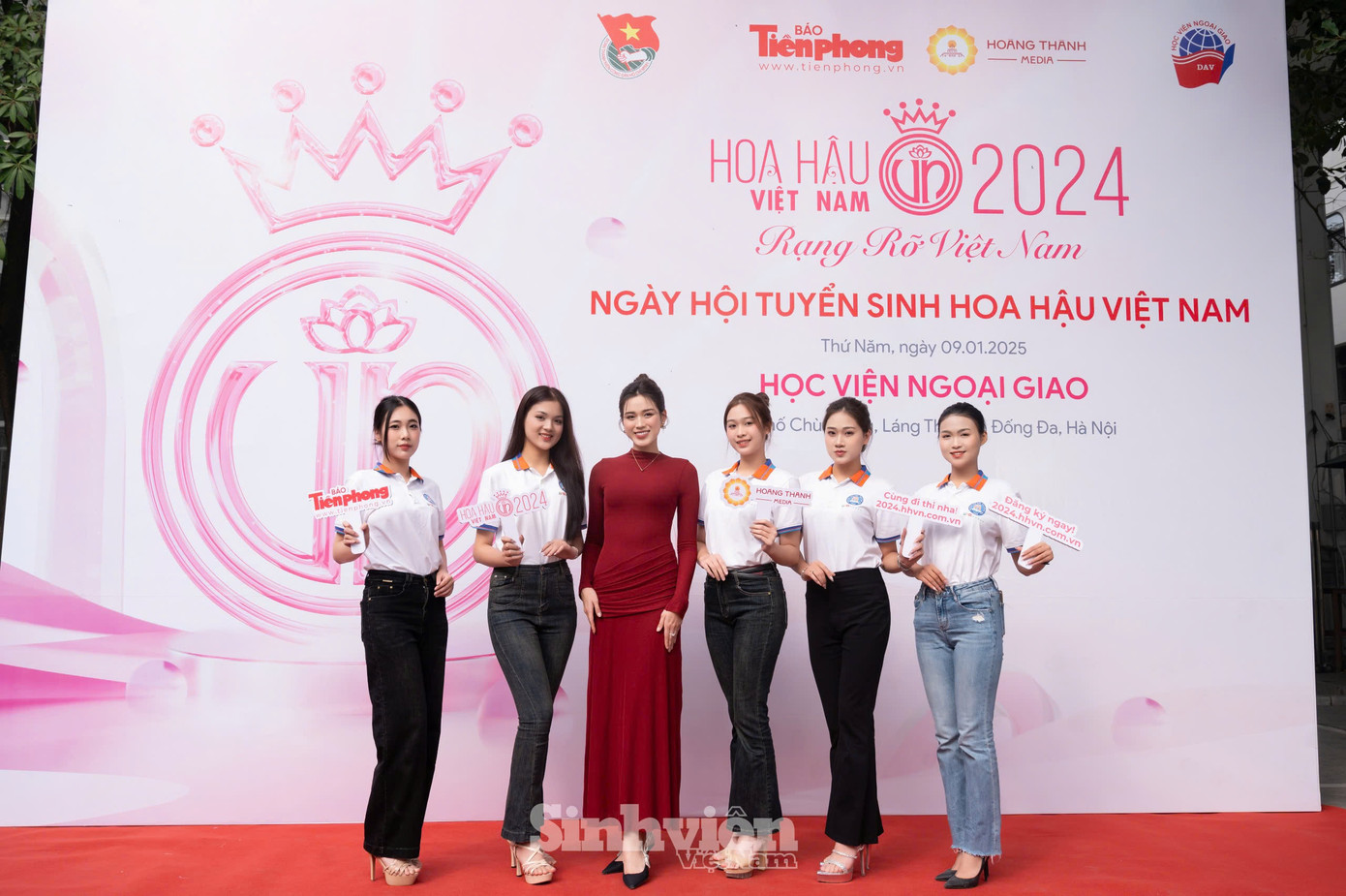 Hoa hậu Đỗ Thị Hà giao lưu cùng dàn thí sinh Trường Đại học Thương mại. Hoa hậu Đỗ Thị Hà giao lưu cùng dàn thí sinh Trường Đại học Thương mại.