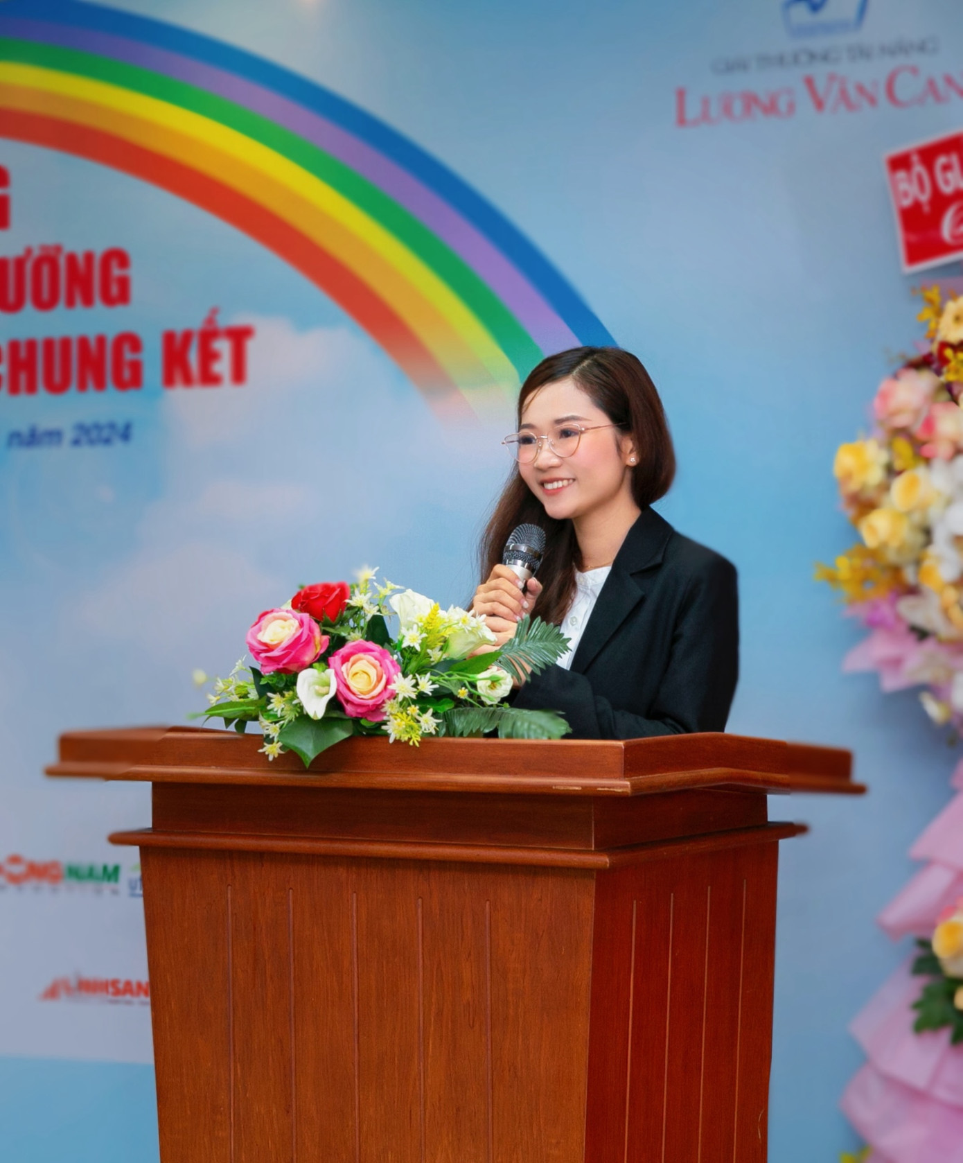 Thảo Nguyên đại diện các thí sinh để phát biểu tại Lễ trao học bổng giải thưởng Tài Năng Lương Văn Can, được tổ chức bởi Báo Doanh Nhân Sài Gòn.