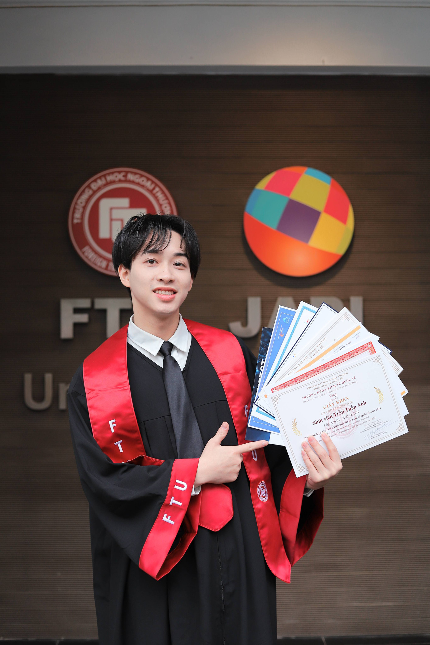 Chân dung thủ khoa đầu ra.