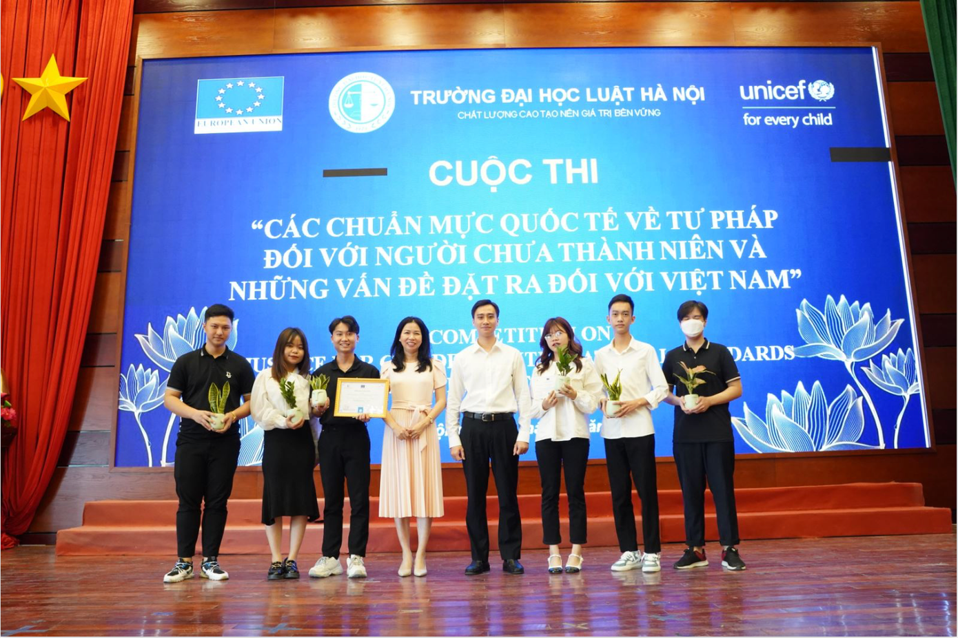 Đạt giải Nhì cuộc thi “Các chuẩn mực quốc tế về tư pháp đối với người chưa thành niên và những vấn đề đặt ra đối với Việt Nam” do Trường Đại học Luật Hà Nội cùng với sự hỗ trợ của các chuyên gia cố vấn đến từ Quỹ Nhi đồng Liên hợp quốc UNICEF tổ chức.