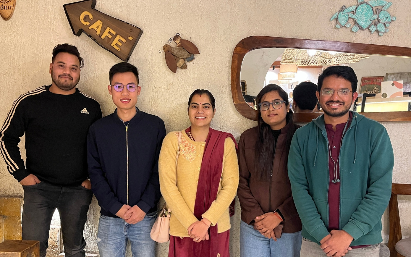 Mạnh (thứ 2 từ trái qua) và giảng viên hướng dẫn, nữ Tiến sĩ Kritika Kothari (giữa), và các bạn cùng lab tại IIT Roorkee. Mạnh (thứ 2 từ trái qua) và giảng viên hướng dẫn, nữ Tiến sĩ Kritika Kothari (giữa), và các bạn cùng lab tại IIT Roorkee.