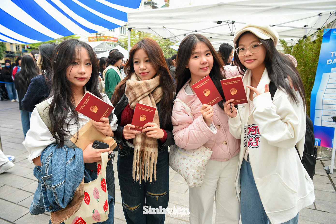 Bạn Hà Anh (đại diện nhóm học sinh Trường THPT Thăng Long, Hải Phòng) phấn khởi chia sẻ: "Mình thực sự rất vui khi được tham gia vào những hoạt động thú vị của trường và đặc biệt là được gặp gỡ, giao lưu với các bạn có cùng ước mơ đặt chân vào DAV như mình. Cảm giác như tìm được một cộng đồng chung vậy.