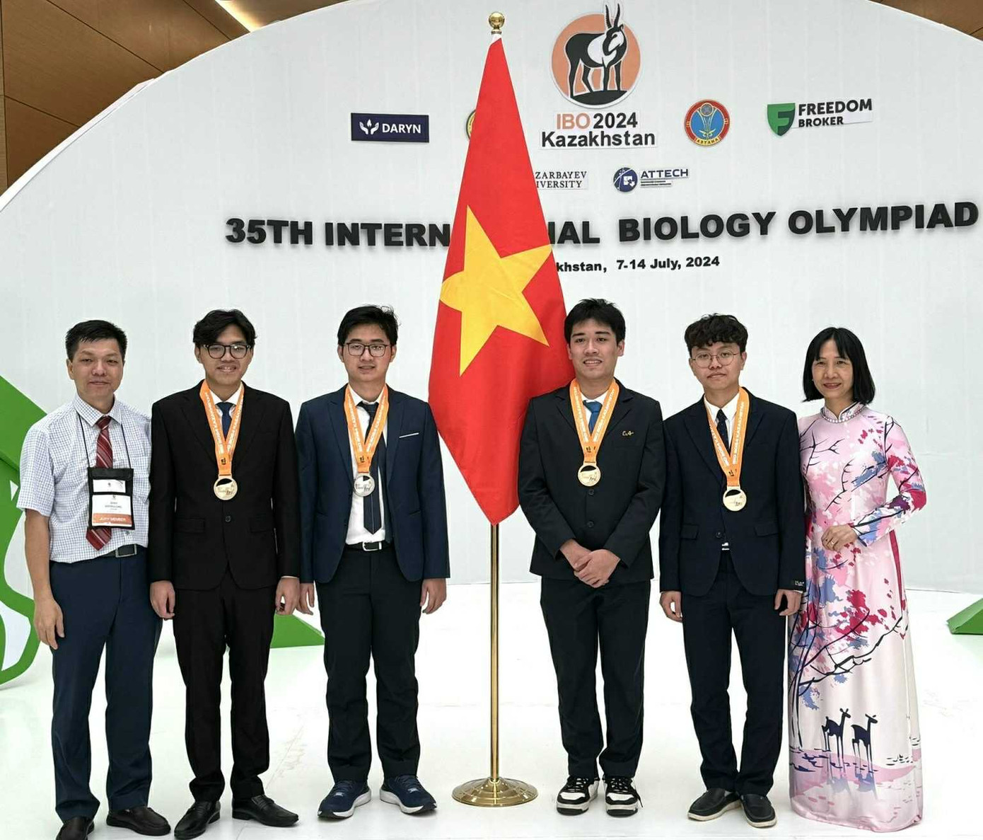 Sĩ Hiếu cùng các bạn trong Đội tuyển Việt Nam thi Olympic Sinh học Quốc tế. Sĩ Hiếu cùng các bạn trong Đội tuyển Việt Nam thi Olympic Sinh học Quốc tế.