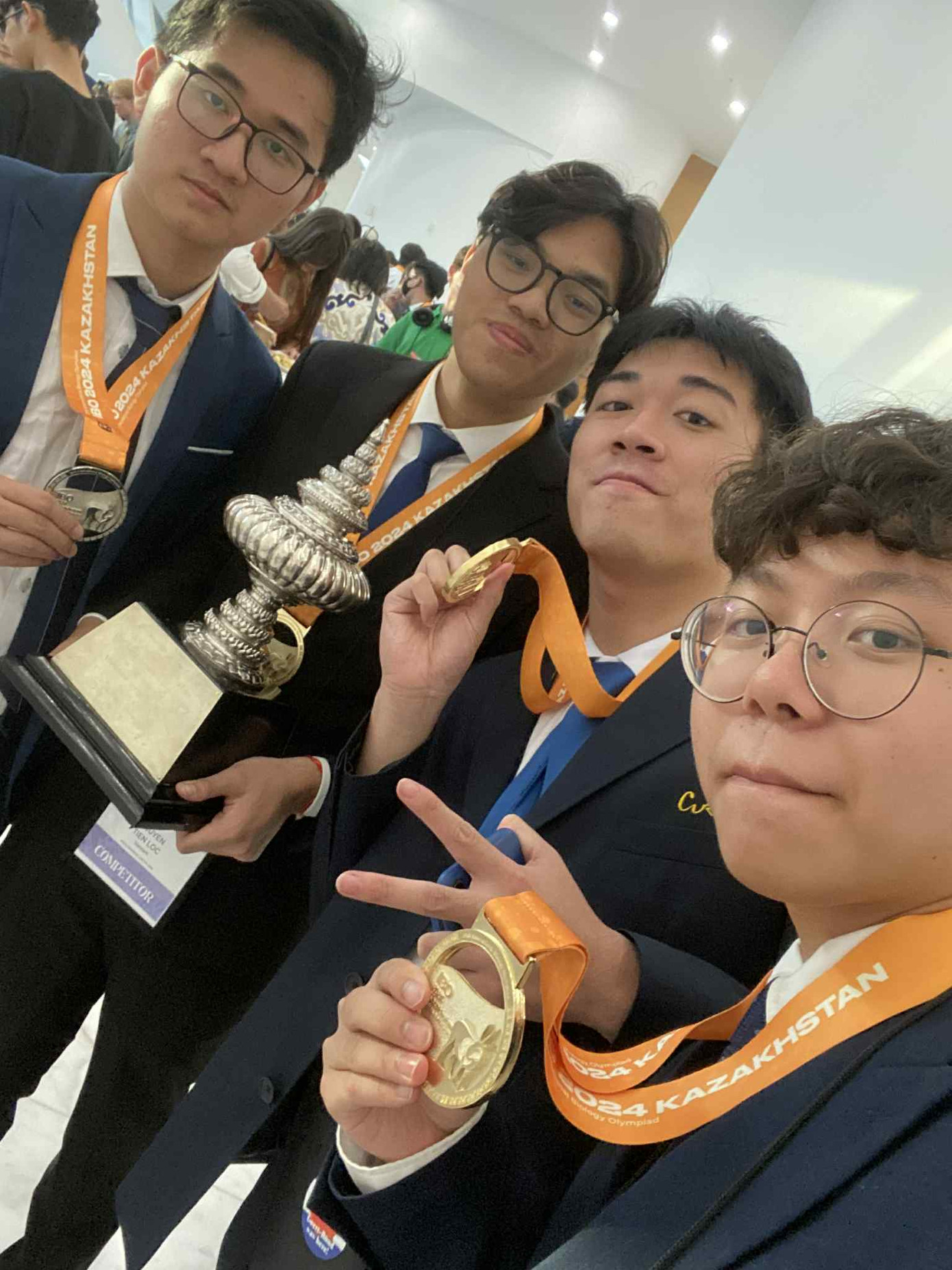 Sĩ Hiếu cùng các bạn trong Đội tuyển Việt Nam thi Olympic Sinh học Quốc tế. Sĩ Hiếu cùng các bạn trong Đội tuyển Việt Nam thi Olympic Sinh học Quốc tế.