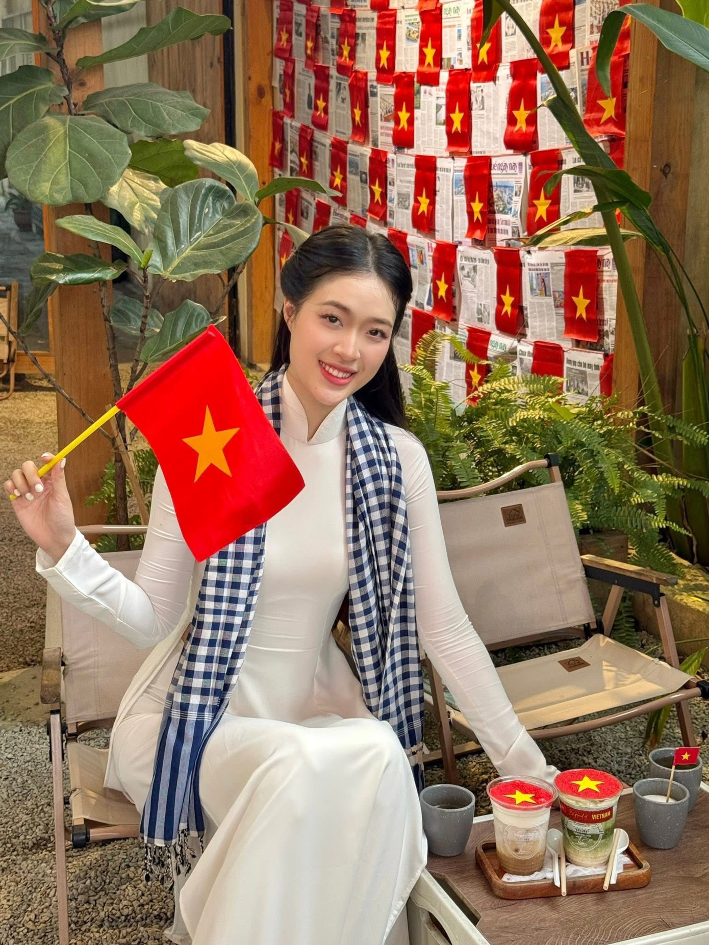 Bạn trẻ duyên dáng trong không gian tràn ngập sắc đỏ rực rỡ của màu cờ. (Ảnh: Tiệm trà của TIEN) Bạn trẻ duyên dáng trong không gian tràn ngập sắc đỏ rực rỡ của màu cờ. (Ảnh: Tiệm trà của TIEN)