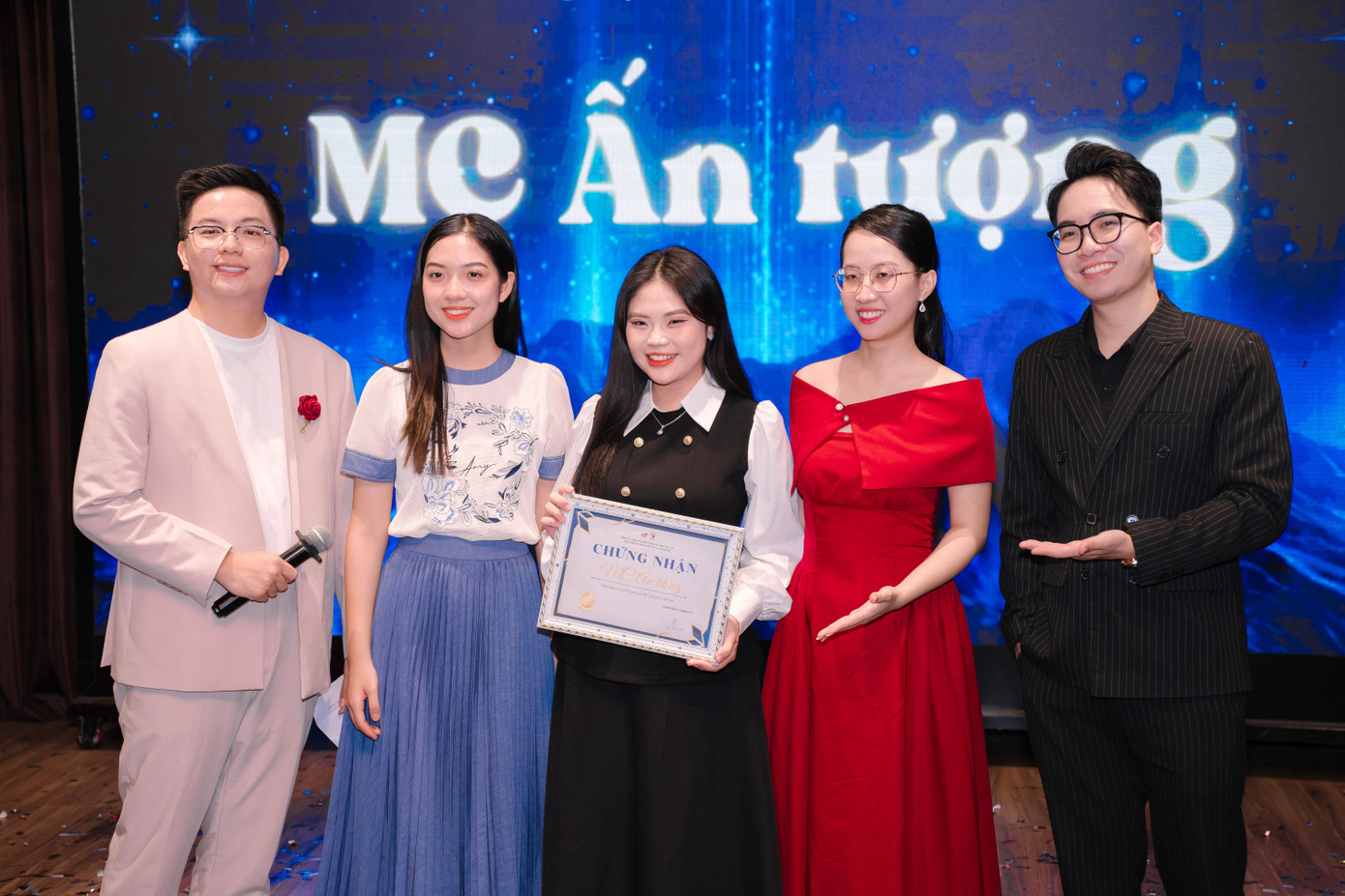 Thùy Trang nhận chứng nhận "MC Ấn tượng". Thùy Trang nhận chứng nhận "MC Ấn tượng".