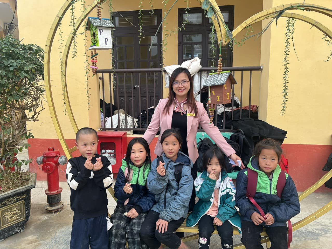 Cô Bùi Hồng Minh - Hiệu phó trường THPT Chuyên Nguyễn Tất Thành cùng các em học sinh tại Nà Hẩu.