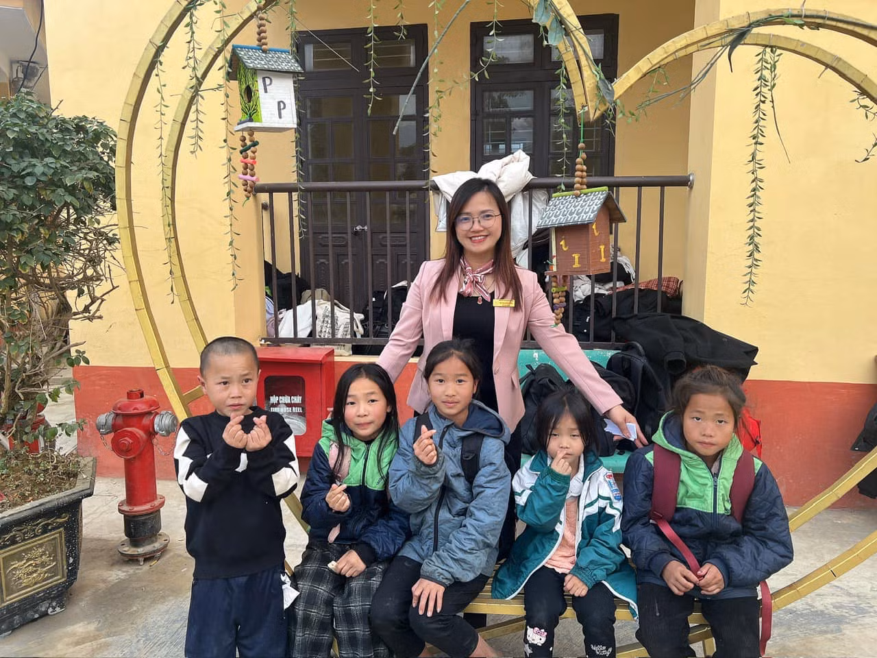 Cô Bùi Hồng Minh - Hiệu phó trường THPT Chuyên Nguyễn Tất Thành cùng các em học sinh tại Nà Hẩu.