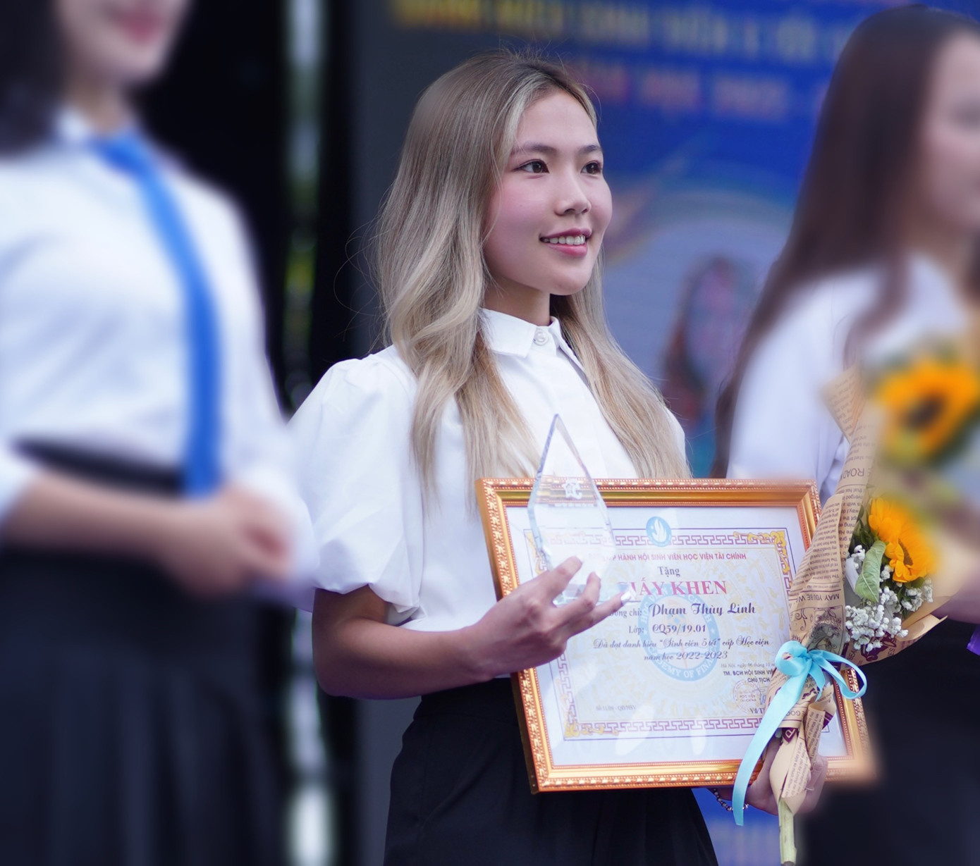 Thùy Linh đạt danh hiệu Sinh viên 5 tốt. Thùy Linh đạt danh hiệu Sinh viên 5 tốt.