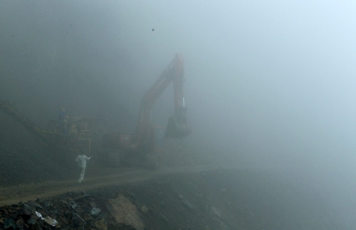 Máy xúc của các đơn vị công binh mở tuyến trên địa bàn xã Bát Mọt, huyện Thường Xuân, tỉnh Thanh Hóa