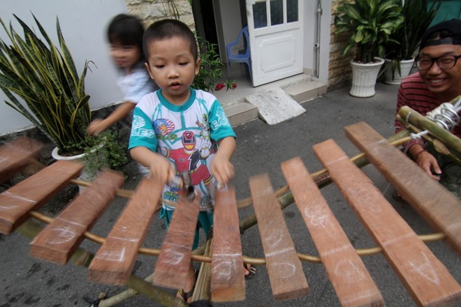 Trẻ con chơi nhạc, còn các thành viên trong nhóm nhảy theo bài nhạc. Dù gặp nhiều trở ngại về ngôn ngữ, nhưng âm nhạc đã tạo nên sự thích thú cho những đứa trẻ và cả người lớn của cư xá với nhóm