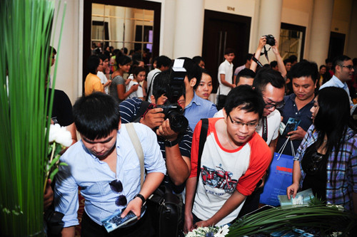 Sau buổi họp báo, cô bận rộn ký tặng đĩa cho fan