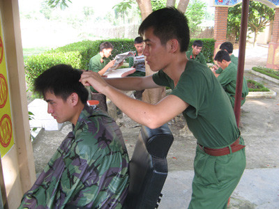 Mô hình cắt tóc trong doanh trại của chiến sĩ trẻ một đơn vị thuộc Quân khu 1 Ảnh: Nguyễn Minh