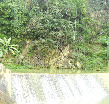 Toàn cảnh ngọn núi, dưới chân là suối cá thần. Toàn cảnh ngọn núi, dưới chân là suối cá thần