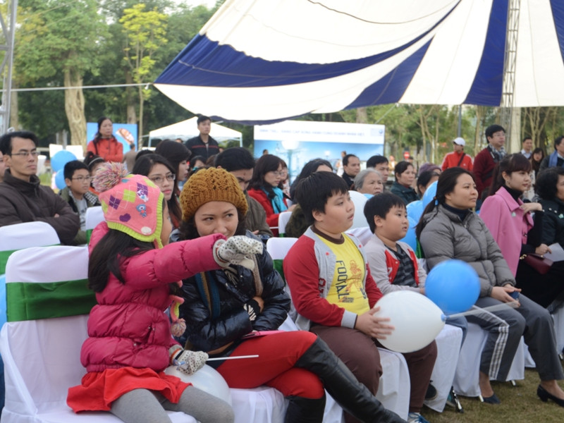 Những em nhỏ được gia đình đưa đến háo hức với những tiết mục hòa tấu, độc tấu của các nghệ sĩ