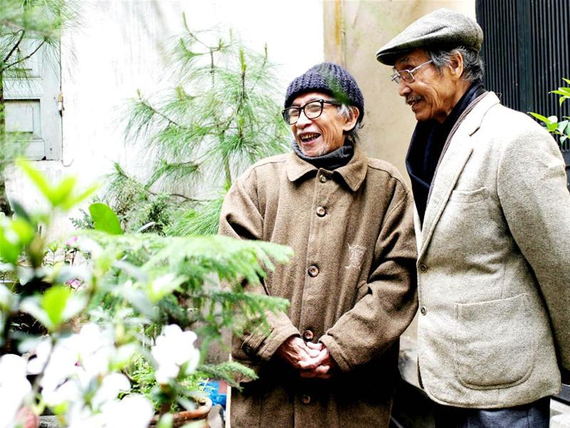 Nhà văn Kim Lân và NSND Nguyễn Đăng Bảy (anh vợ) tại vườn nhà ngày 19/2/2006. Ảnh: N.Đ.Toán