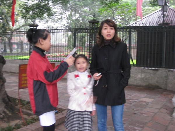 Đi lễ chùa Quán Sứ Sắp lễ tại phủ Tây Hồ sáng nay Mua vàng hương đi lễ tại Phủ Tây Hồ Mẹ đưa con tới Văn Miếu - Quốc Tử Giám cầu học hành thành đạt Cả gia đình đi lễ chùa đầu năm Các cụ già ngồi nghỉ sau khi đi lễ phủ Tây Hồ