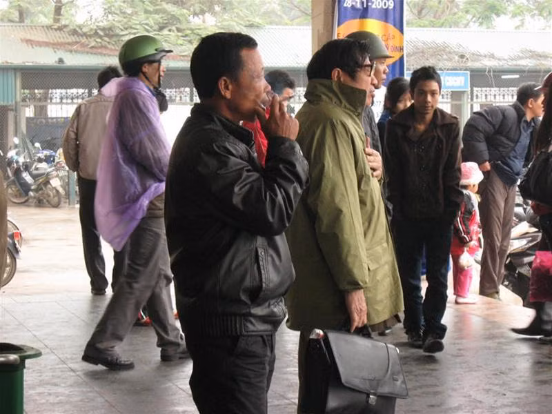 Vô tư hút thuốc ở bến xe Mỹ Đình trong ngày quy định cấm hút thuốc lá nơi công cộng có hiệu lực. Ảnh: Văn Việt Vô tư hút thuốc ở bến xe Mỹ Đình trong ngày quy định cấm hút thuốc lá nơi công cộng có hiệu lực. Ảnh: Văn Việt