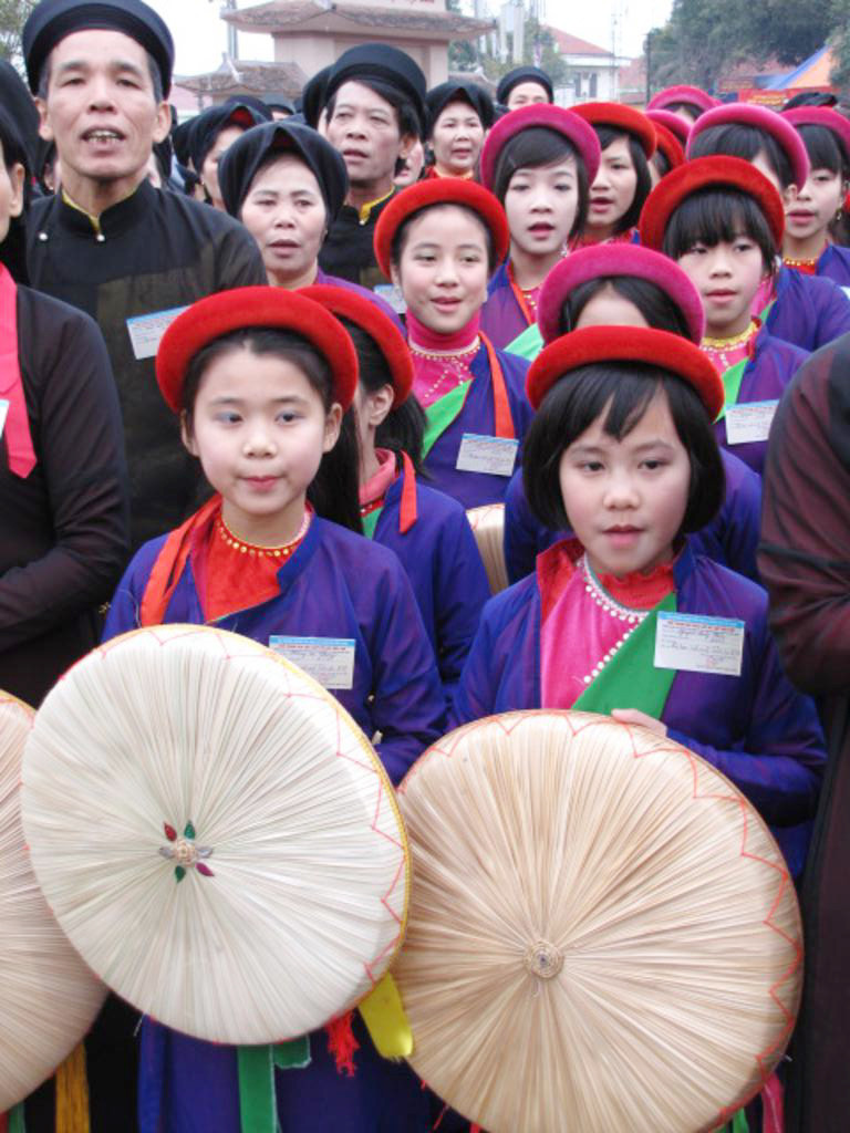 Thế hệ tương lai có vai trò hết sức quan trọng trong việc bảo tồn và phát huy những giá trị truyền thống tốt đẹp của dân ca quan họ Bắc Ninh. Thế hệ tương lai có vai trò hết sức quan trọng trong việc bảo tồn và phát huy những giá trị truyền thống tốt đẹp của dân ca quan họ Bắc Ninh