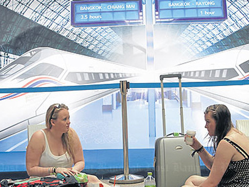 Du khách trước apphich quy hoạch tuyến đường sắt cao tốc tại Bangkok - Ảnh: Bangkok Post