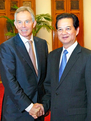 Cựu Thủ tướng Anh Tony Blair (trái) và Thủ tướng Nguyễn Tấn Dũng tại Hà Nội chiều 15-10. Ảnh: mofa.gov.vn 