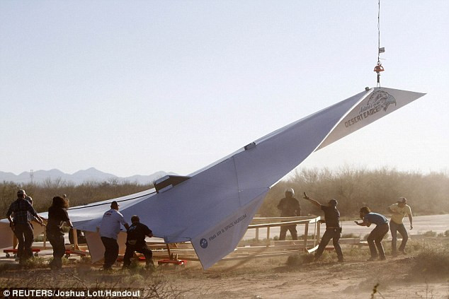 Chiếc máy bay giấy lớn nhất thế giới. Ảnh : DM