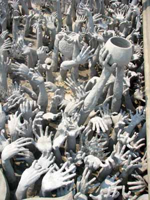 Những bàn tay của dục vọng dưới cây cầu dẫn vào đền Trang Wat Rong Khum