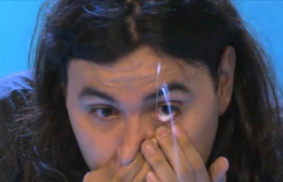 Anh chàng phun sữa từ mắt. Anh chàng phun sữa từ mắt