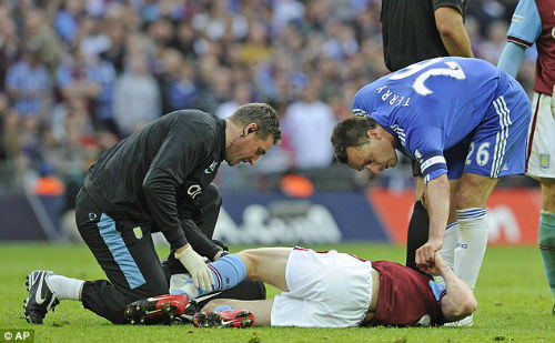  Trung vệ John Terry chỉ phải nhận thẻ vàng sau pha vào bóng khiến James Milner của Man City dính chấn thương nặng. Đây là tình huống trong trận đấu diễn ra vào tháng 4/2010