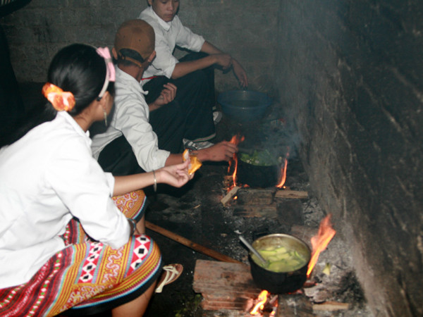 Các em học sinh nội trú trường THCS Cát Thịnh (Văn Chấn, Yên Bái)nấu bữa cơm chiều