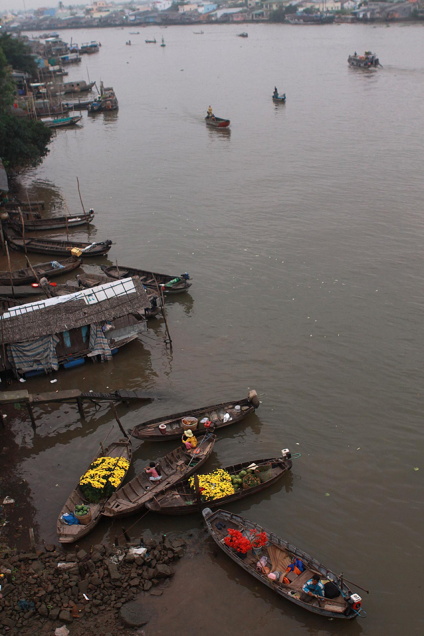 Chợ nổi Cái Răng lác đác đôi ba xuồng chở bông Tết