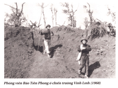 Phóng viên báo Tiền Phong ở chiến trường Vĩnh Linh năm 1968. Phóng viên báo Tiền Phong ở chiến trường Vĩnh Linh năm 1968