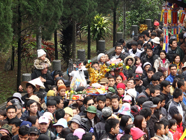 Du khách, phật tử đội lễ lên chùa