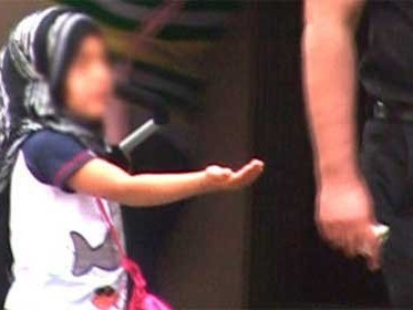 “Con bé dáng người nhỏ, dong dỏng. Tóc dài bên bết nhưng ánh mắt rất sáng và có cái cười rất có duyên. Nó nói năng hoạt bát như một người từng trải”. Hình minh họa