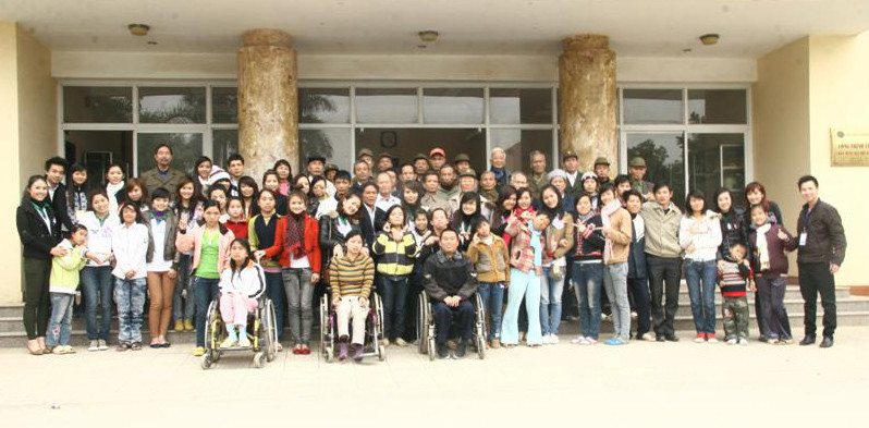 Chụp ảnh lưu niệm cùng tập thể cán bộ, công nhân viên, thành viên bị nhiễm chất độc da cam làng Hữu nghị