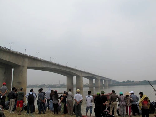 Người dân theo dõi thợ lặn tìm kiếm dưới chân cầu Thanh Trì trong sáng 28-10. Người dân theo dõi thợ lặn tìm kiếm dưới chân cầu Thanh Trì trong sáng 28-10