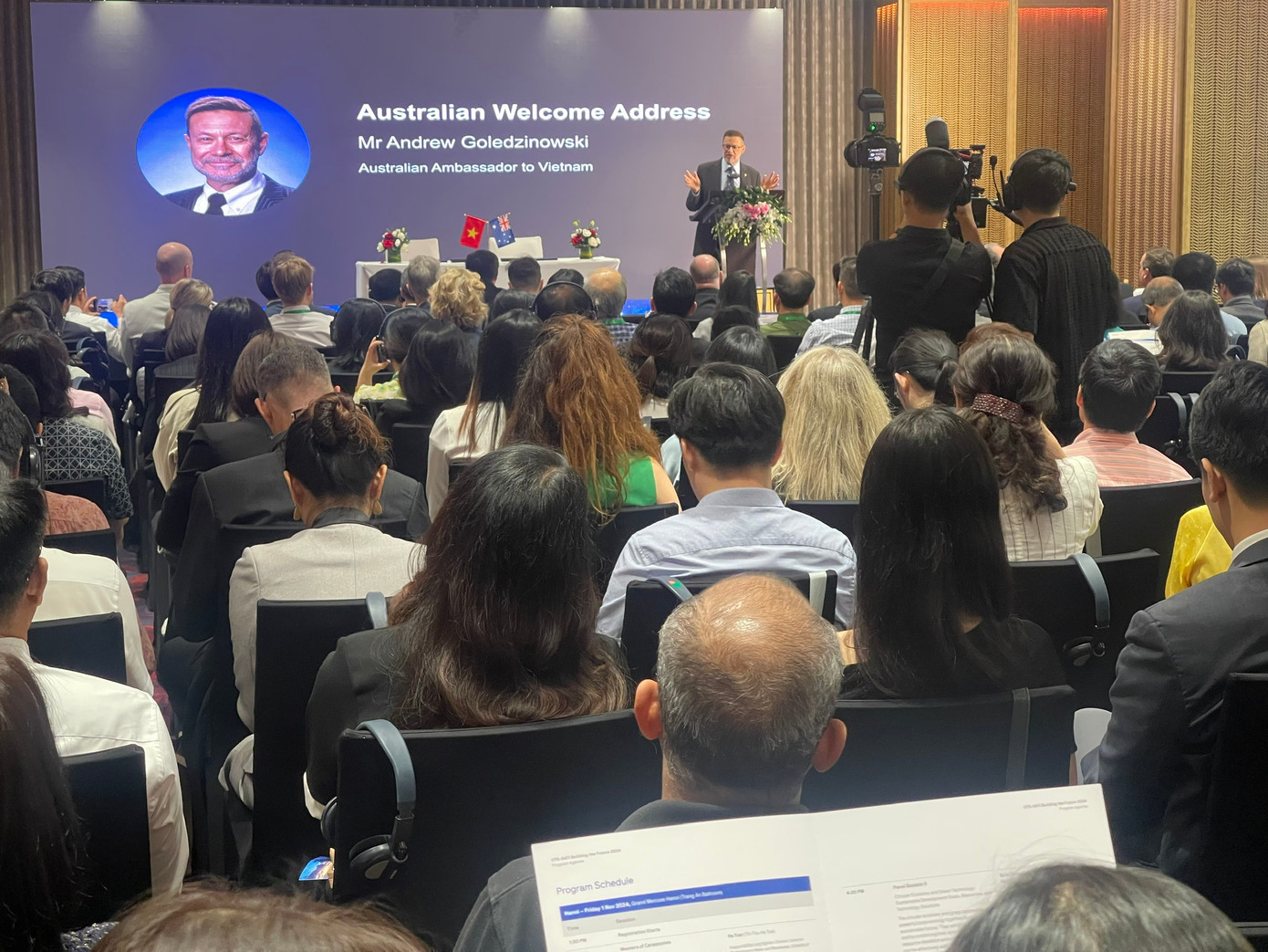 Đại sứ Autralia tại Việt Nam Andrew Goledzinowski phát biểu tại hội thảo. Đại sứ Autralia tại Việt Nam Andrew Goledzinowski phát biểu tại hội thảo.