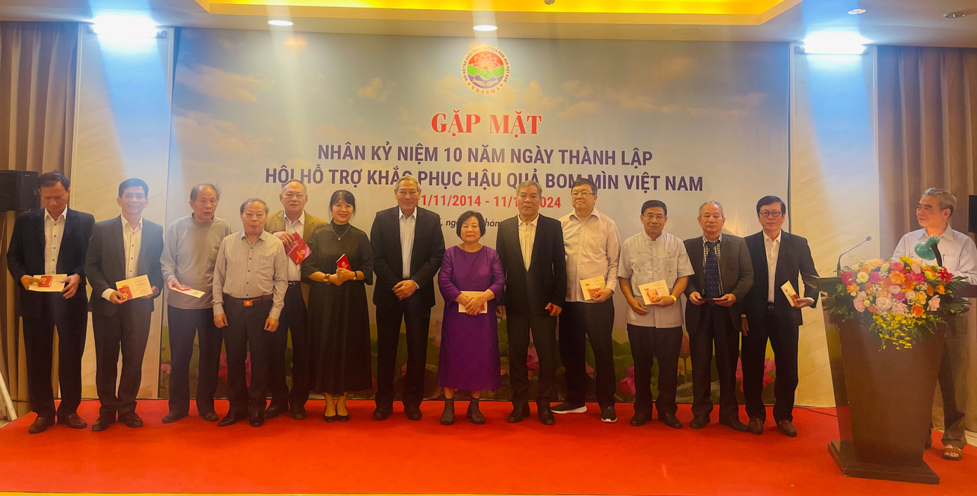 Trung tướng Nguyễn Đức Soát (thứ bảy từ trái qua) - Chủ tịch Hội Hỗ trợ khắc phục hậu quả bom mìn Việt Nam, trao Kỷ niệm chương tặng các tập thể đã đồng hành cùng hội nhiều năm qua. (Ảnh: L.A) Trung tướng Nguyễn Đức Soát (thứ bảy từ trái qua) - Chủ tịch Hội Hỗ trợ khắc phục hậu quả bom mìn Việt Nam, trao Kỷ niệm chương tặng các tập thể đã đồng hành cùng hội nhiều năm qua. (Ảnh: L.A)