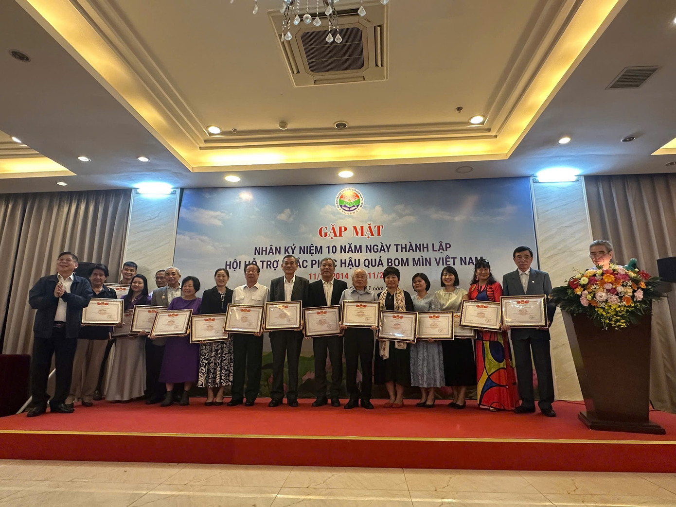 Các cá nhân được trao tặng Bằng khen của Hội Hỗ trợ khắc phục hậu quả bom mìn Việt Nam vì những đóng góp cho hoạt động của hội. (Ảnh: Phong Điệp) Các cá nhân được trao tặng Bằng khen của Hội Hỗ trợ khắc phục hậu quả bom mìn Việt Nam vì những đóng góp cho hoạt động của hội. (Ảnh: Phong Điệp)