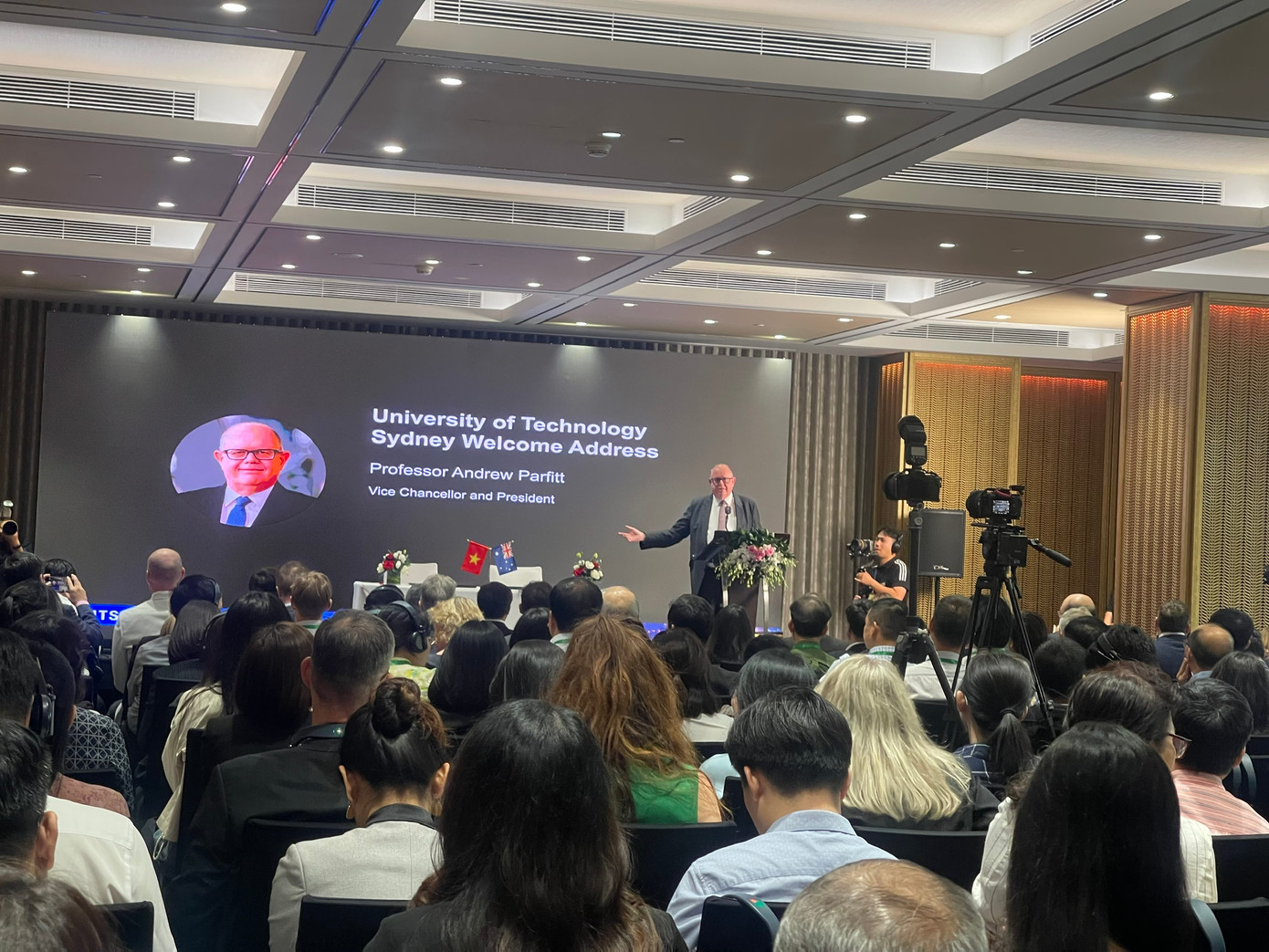 Hiệu trưởng Đại học Công nghệ Sydney phát biểu tại hội thảo. Hiệu trưởng Đại học Công nghệ Sydney phát biểu tại hội thảo.