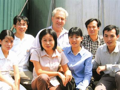 Các nhà vật lý trẻ thuộc phòng thí nghiệm VATLY và GS Pierre Darriulat - Cố vấn khoa học của Dự án