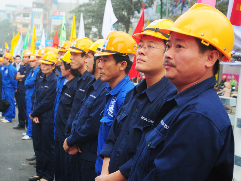 Các công nhân cũng tham dự lễ thông xe