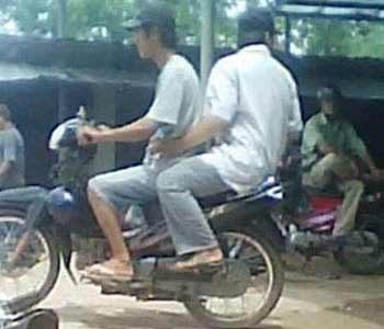 Ông Ph. được “cái bang” S. chở đi dạo chợ. Trong khi đó, vợ con đang nghĩ ông ta bị giam cầm, đánh đập